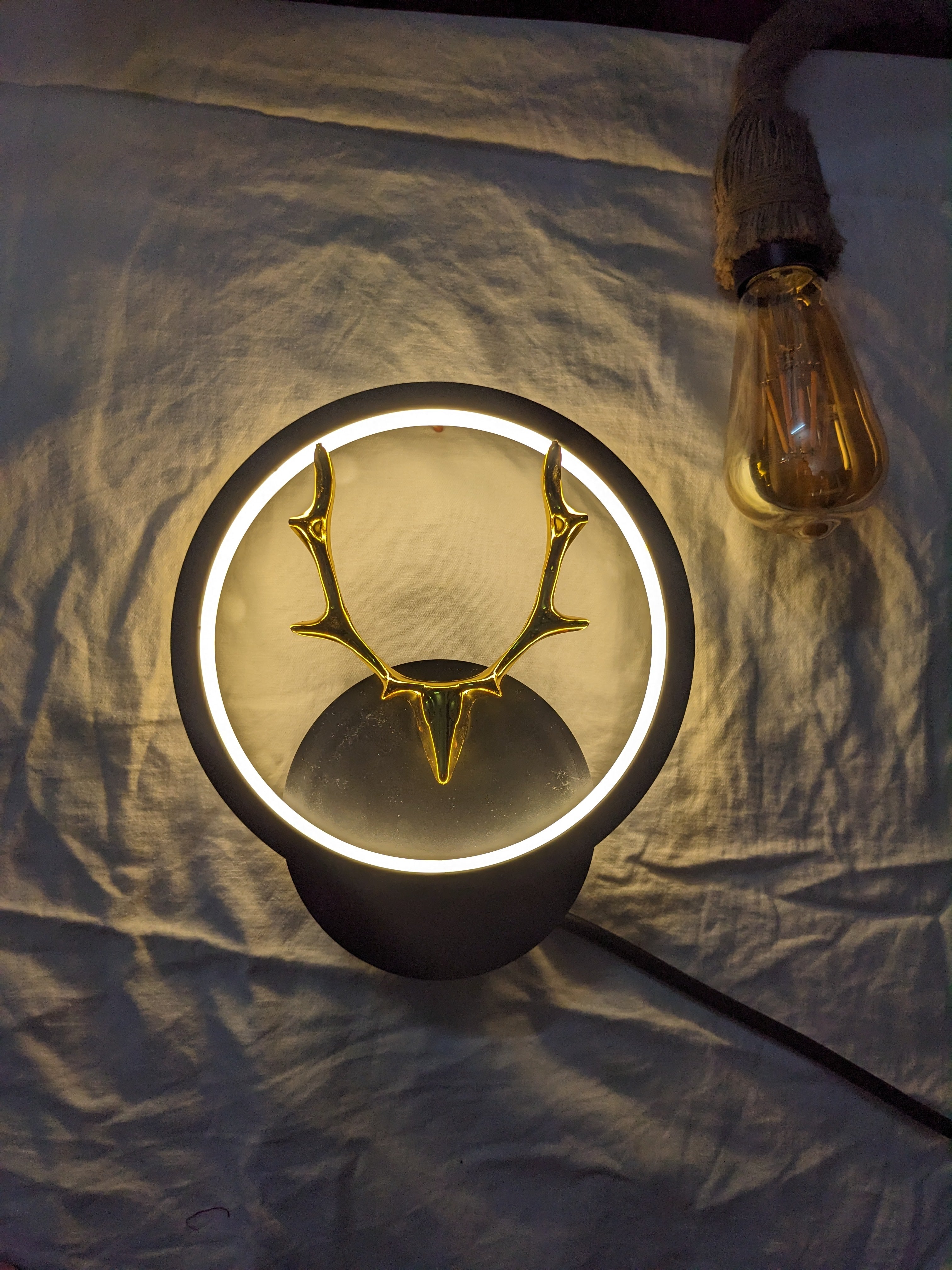 🌟 3-in-1 Golden Antler Halo Lamp